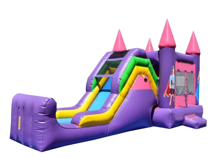 Castello gonfiabile viola con scivolo e torri rosa, ideale per feste a tema principessa. Acquista online alta qualità a prezzo conveniente per il divertimento dei bambini.