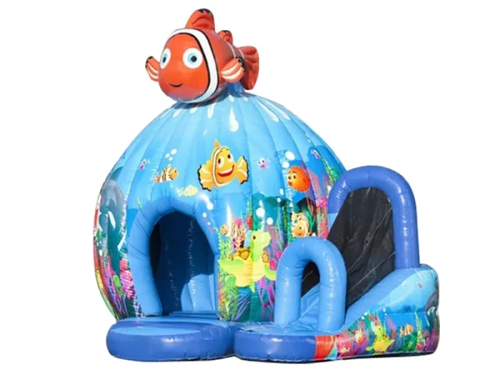 Castello gonfiabile tema oceano con pesci colorati e scivolo, ideale per feste di bambini. Acquista online, alta qualità, prezzo conveniente e divertimento garantito.